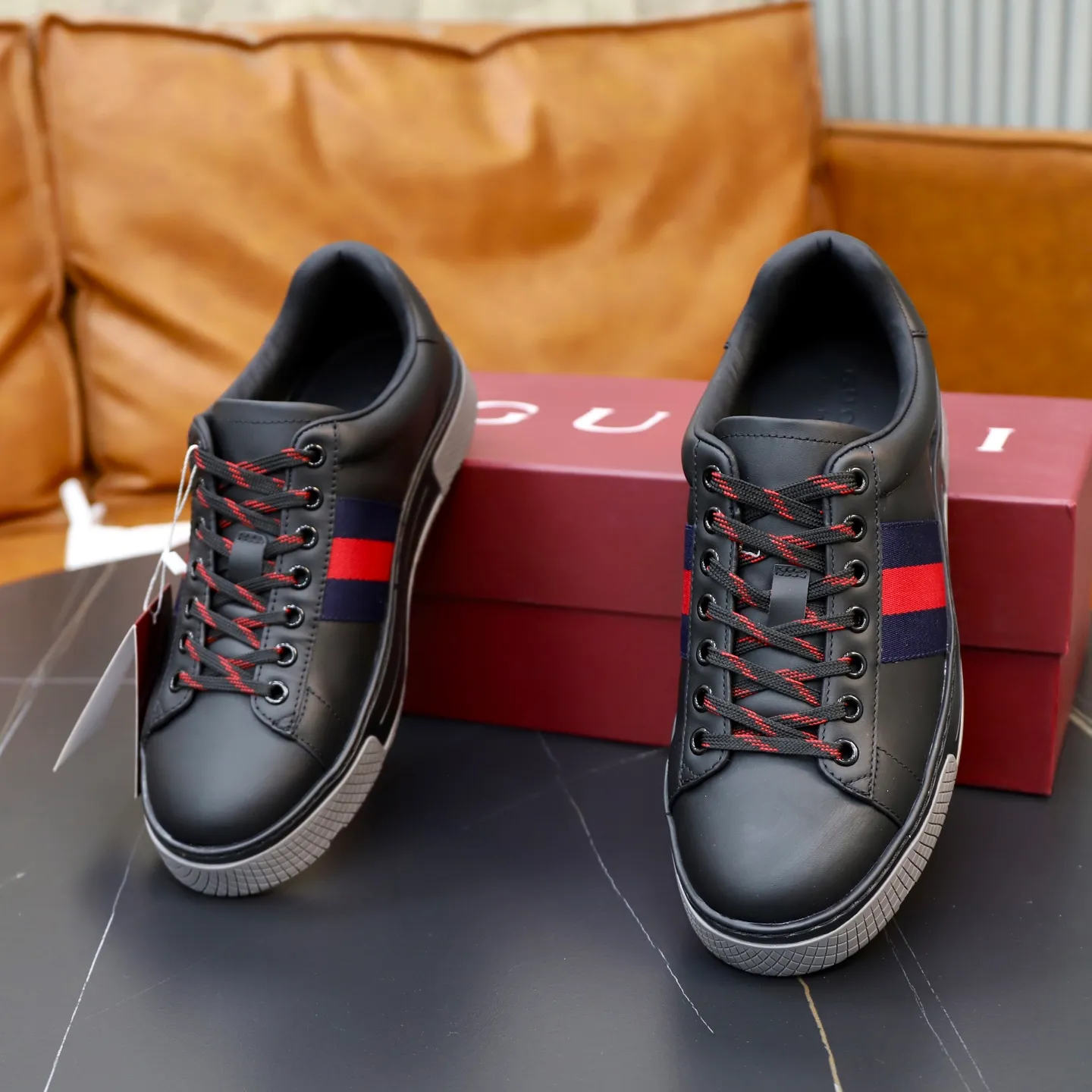 Ex-factory price: 600💰🙅‍♂️🙅‍♂️🙅‍♂️ Brand: Gucci GUCCi Standard code: Men's size 38/44 (45, 46 can be customized) Grade: Same as the official website Material: Original cowhide surface Comfortable hybrid thickened sheepskin lining Original wear-resistant soft outsole Style category: Casual sports version White shoes Dad shoes Young fashion European and American trends British style Color: actual picture color